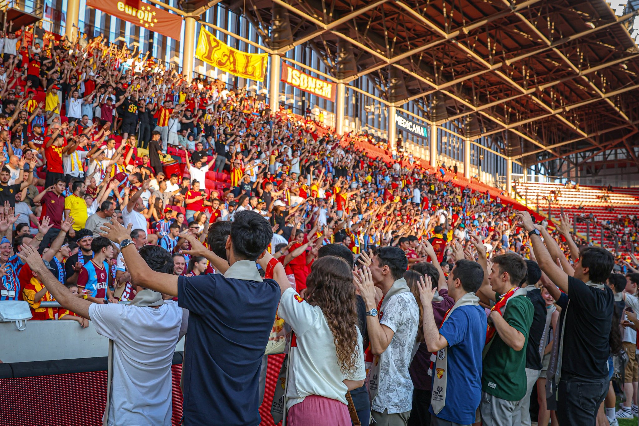İzmir’in Gururları Göztepe’de Ağırlandı